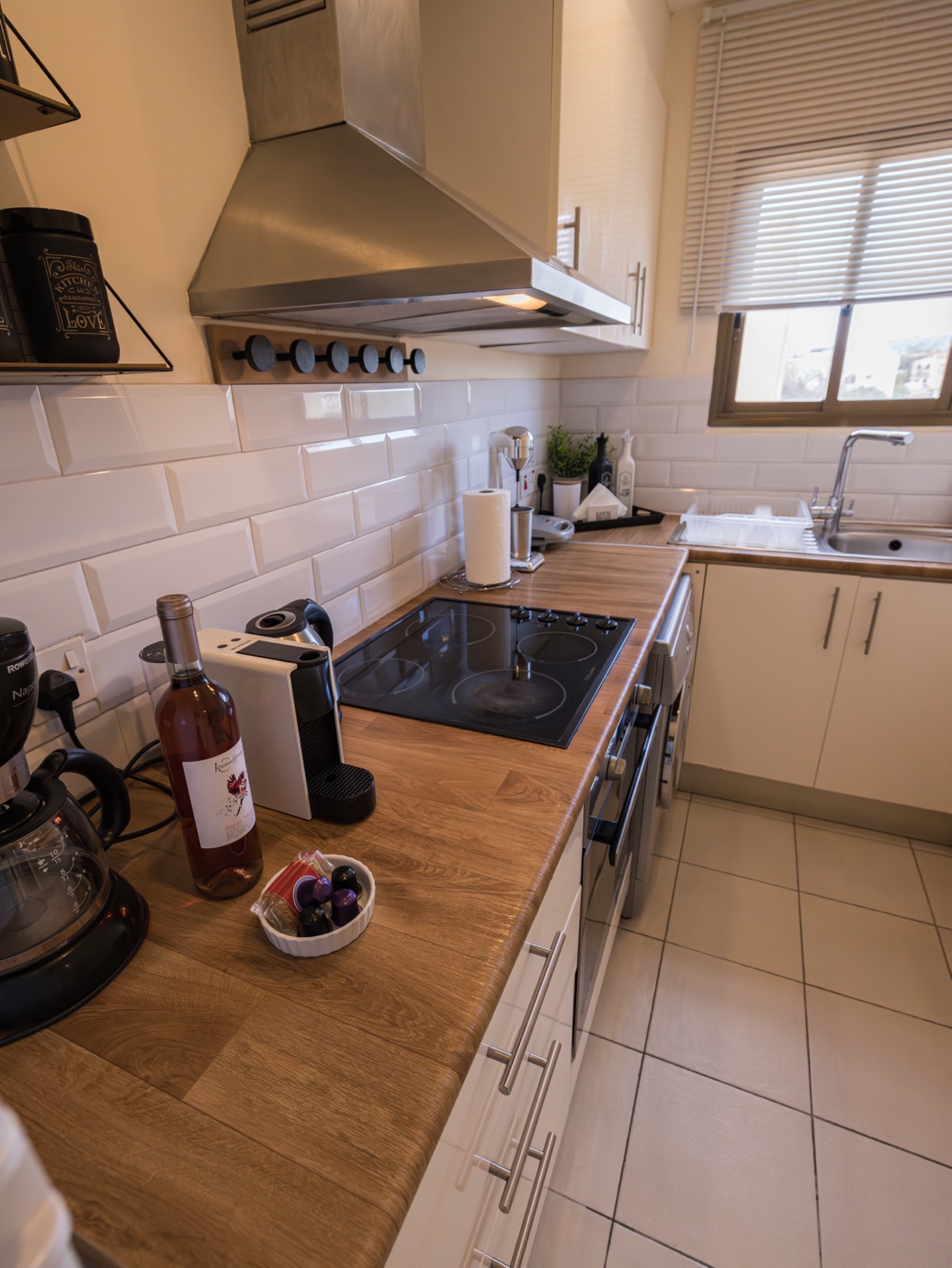 Kitchen detail — wine, Nespresso and fresh fruits